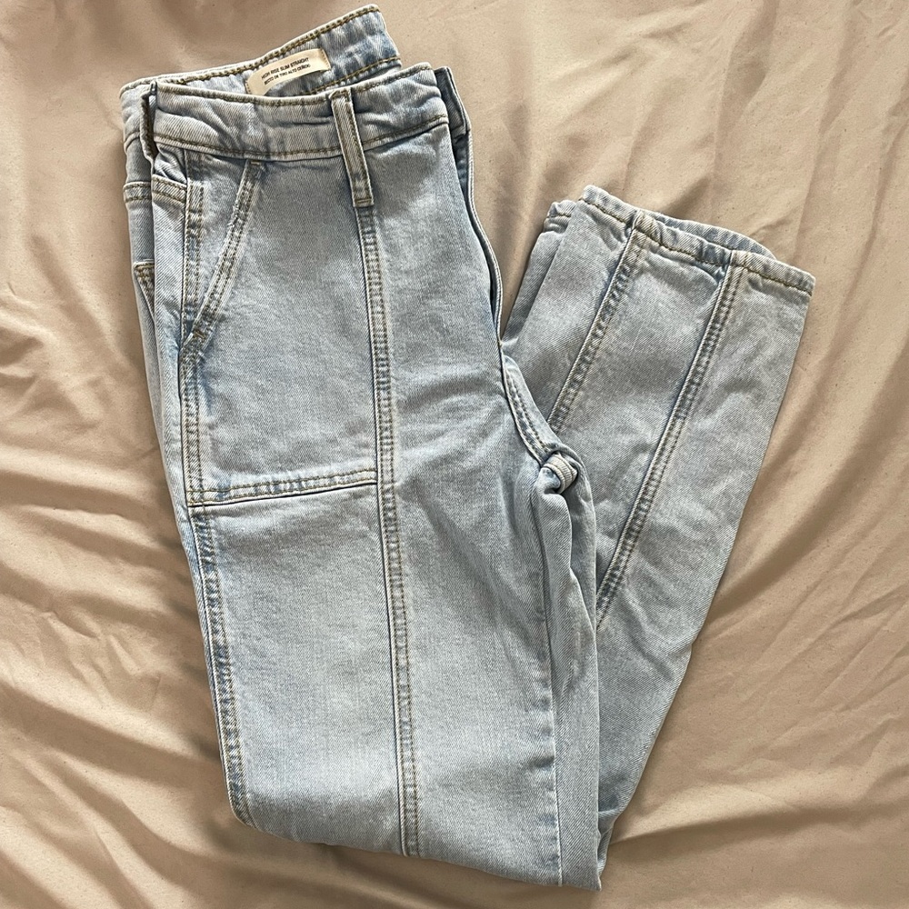 Universal thread straight legged light washed jeans. Size 4